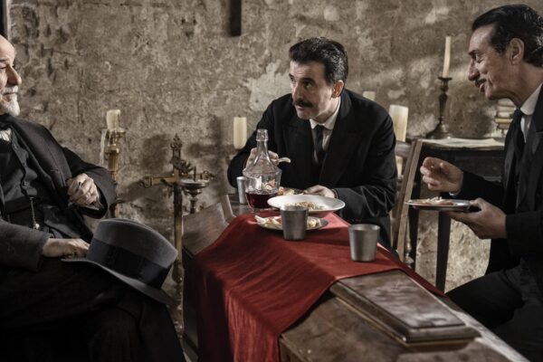 La Stranezza-T.Servillo, V.Picone, S.Ficarra -min (1)