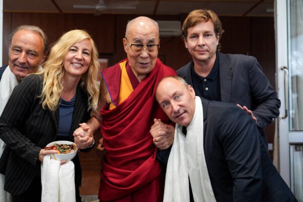 15_WISDOM OF HAPPINESS_The DALAI LAMA with the FILM CREW_Copyright Das Kollektiv GmbH-min (1)