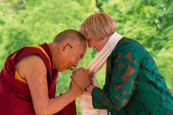 37_WISDOM OF HAPPINESS_The Dalai Lama greeting Claudia Roth, member of German Government _Photography by Manuel Bauer_Copyright 2024 Manuel Bauer - Agentur Focus-min